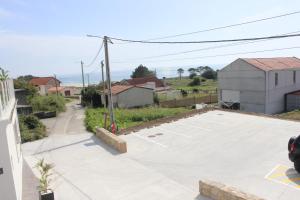 een lege parkeerplaats naast een gebouw bij Alén de Louro - Apartamento 4 Lariño in Gándara