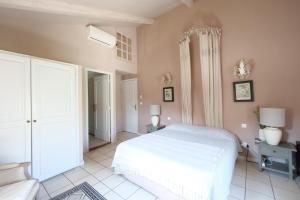 Chambres du Vieux Bistrot客房内的一张或多张床位