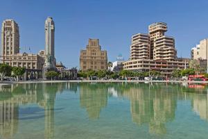 a large pool of water in front of a city at Precioso piso en el centro de la ciudad con vistas in Santa Cruz de Tenerife