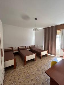 Una sala de estar con dos sofás y una mesa. en La Casa di Modica, en Módica 18 fotos más