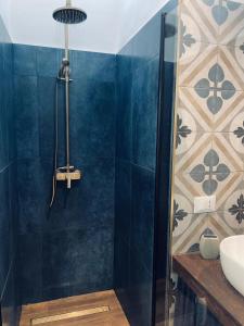 un baño con ducha y lavabo en Domus Mylae, en Milazzo