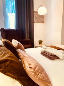 Un dormitorio con una cama con almohadas encima. en Domus Mylae, en Milazzo 15 fotos más