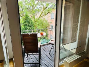 Un balcón con una mesa y una silla en un balcón. en Stilvolles Business-Apartment mit Balkon in Leverkusen Wiesdorf - All-Inclusive Wohnen, en Leverkusen