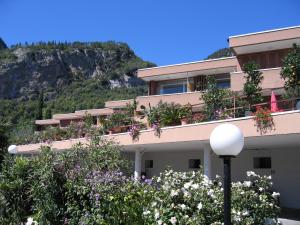 a building with flowers on the side of it at Residence Cascata Varone in Riva del Garda