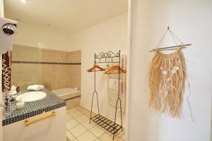 凯布雷斯阿维尼翁Chambres du Vieux Bistrot的带水槽和浴缸的浴室