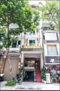 a building with a store in front of it at A25 Hotel - 44 H&agrave;ng B&uacute;n in Hanoi