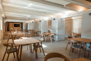 ein Restaurant mit Holztischen und -stühlen in der Unterkunft Granarium in Ilok