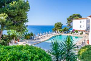 a swimming pool with the ocean in the background at Park Hotel San Jorge & Spa by Escampa Hotels in Platja  d'Aro