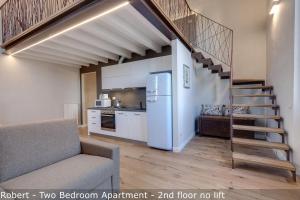 salon ze schodami i lodówką w obiekcie Freedom Apartments by Mamo Florence we Florencji