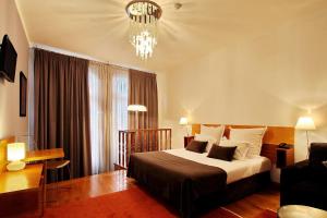 Llit o llits en una habitació de Hotel Mestre de Avis