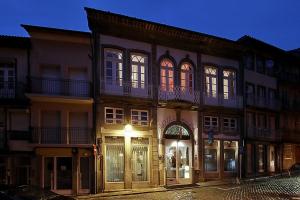 un edificio en una calle por la noche en Hotel Mestre de Avis, en Guimarães