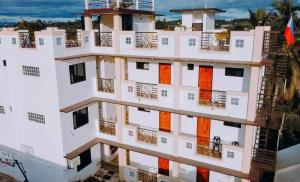 独鲁万Bridgeview Residences的享有白色建筑的空中景致,设有橙色门