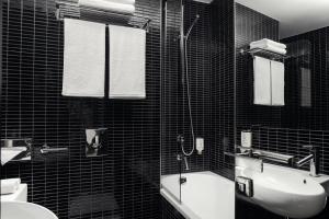 Koupelna v ubytování Perla Hotel
