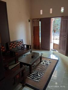 a living room with a coffee table and a couch at Dapugh Ma Roen Guesthouse in Pagaralam
