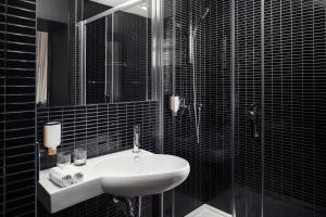 Koupelna v ubytování Perla Hotel