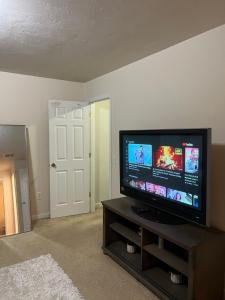 Televisyen dan/atau pusat hiburan di Charming home Centrally located in Worcester