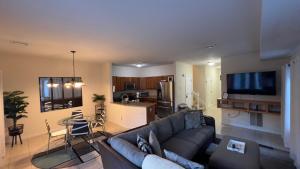Televisyen dan/atau pusat hiburan di Charming home Centrally located in Worcester