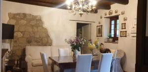 a dining room with a table and a chandelier at Il rifugio del duca in Solopaca