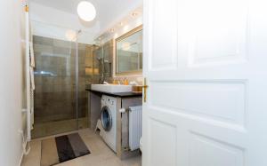 une salle de bain avec un lavabo et une machine à laver dans l'établissement Laksa Apartments, à Budapest 26 autres photos