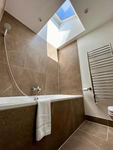 Koupelna v ubytování Observatory Retreat Luxury Jericho Townhouse with Parking