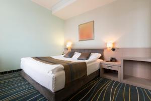 Una cama o camas en una habitación de Kopernikus Hotel Prag