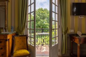 an open door to a patio with a table and a chair at Castel Bois Marie, Maison d'hôtes in Montauban