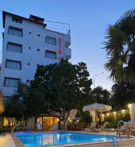 Bazén v ubytování EVİM APART HOTEL nebo v jeho okolí