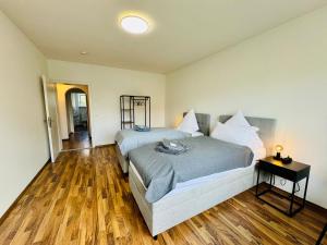 une chambre avec un lit et un parquet dans l'établissement Mickey Flat 3 Zimmer Wohnung in Vohburg mit Büro, à Vohburg an der Donau