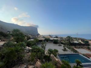 vista su un resort con una montagna sullo sfondo di QUIETE e MARE a San Vito lo Capo