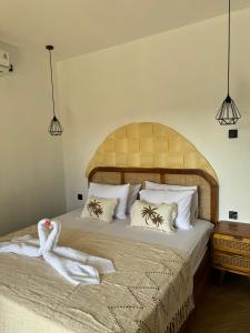 Un dormitorio con una cama grande con cabecero de madera. en Delmora Home Balangan, en Uluwatu 16 fotos más