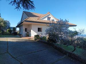 a white house with a pathway in front of it at Casa di Tota - Affittacamere in Vibo Valentia