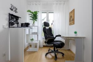 a black chair sitting at a desk in a room at 2 Zimmer Wohnung, Küche, Bad, Balkon, Netflix in Alzey
