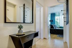 a living room with a table and a mirror at 2 Zimmer Wohnung, Küche, Bad, Balkon, Netflix in Alzey