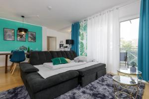 a living room with a couch and a table at 2 Zimmer Wohnung, Küche, Bad, Balkon, Netflix in Alzey