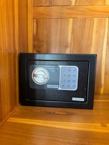 un horno microondas en un armario de madera en Delmora Home Balangan, en Uluwatu