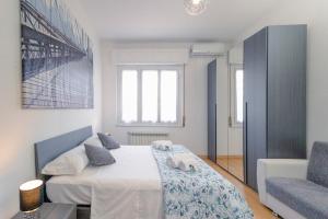 Ένα ή περισσότερα κρεβάτια σε δωμάτιο στο "L'Attico Bianco" city view 10 m a piedi dal mare