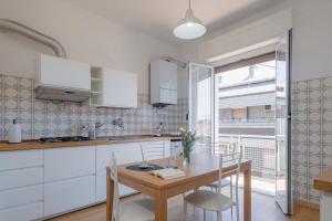 Η κουζίνα ή μικρή κουζίνα στο "L'Attico Bianco" city view 10 m a piedi dal mare