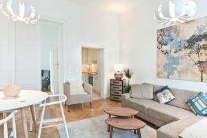un soggiorno con divano e tavolo di HeyMi Apartments Oper a Vienna