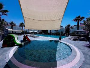 Πισίνα στο ή κοντά στο Villa Blue By The Pool, Near Sea