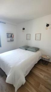 Giường trong phòng chung tại La Gruissanaise