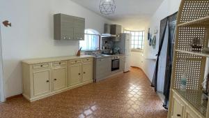 Η κουζίνα ή μικρή κουζίνα στο La Torretta di Ognina
