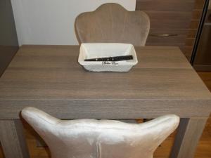 una mesa con un bolígrafo encima en La casa di Margió, en Bari 21 fotos más