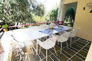 een witte tafel en stoelen op een patio bij VILLA RELAX in Skala Kallirakhis +50 foto's