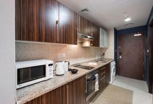 Gallery image of Blueground JLT marina view pool gym DXB-212 in Dubai