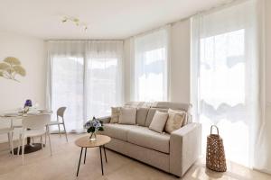 een woonkamer met een bank en een tafel bij Regalia Suites - Free Parking in Lugano