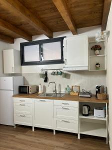 カターニアにあるSicily Loft Living 2の白いキャビネットとシンクのあるキッチン