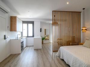 een keuken en een slaapkamer met een bed in een kamer bij Antonella Suites in Fuentes de Andalucía