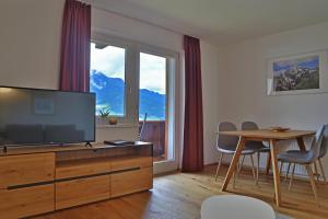 A television and/or entertainment centre at Ferienwohnungen Tiroler Alpenhof