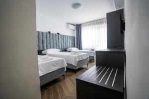 武科瓦尔Villa Biser Dunava的酒店客房带两张床,房间带