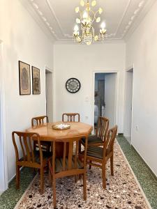 a dining room with a wooden table and chairs at Ferienwohnung mit 2 Schlafzimmern, Strandnähe & voll ausgestattet in Néa Karváli